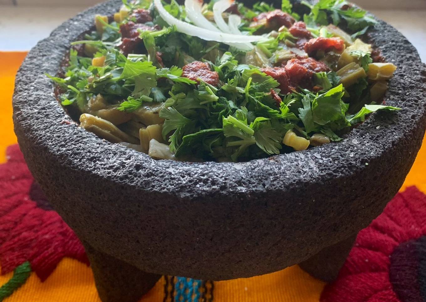 Nopales a la mexicana en molcajete