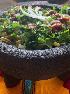 Una foto de Nopales a la mexicana en molcajete