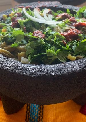 Una foto de Nopales a la mexicana en molcajete