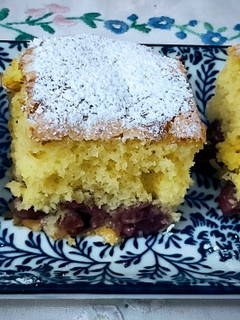Puha gyümölcsös meggyes piskóta 🍒🍒🍒 recept fotója