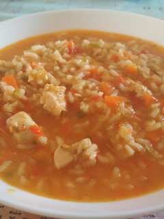Una foto de Arroz con pollo y verduras