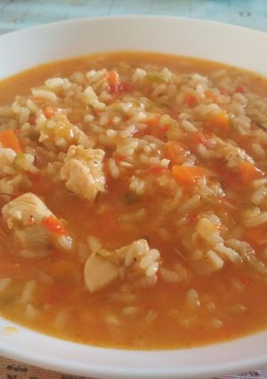 Una foto de Arroz con pollo y verduras