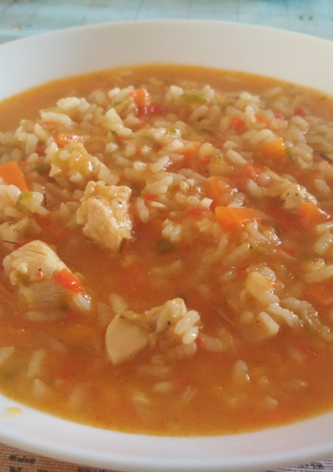Una foto de Arroz con pollo y verduras