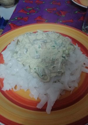 Una foto de Fideos de arroz con champiñones y camarones a la crema