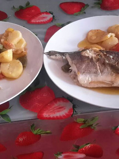 Una foto de Lubina al horno con patatas