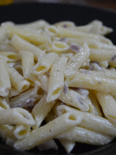 Una foto de Macarrones con salsa de parmesano y trufa blanca