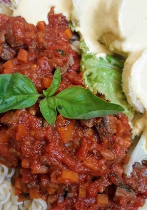 Una foto de Pasta Tornillo en salsa Bolognesa y papita a la huancaína🇵🇪
