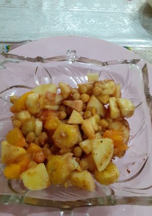 A picture of Fruit chat with Aloobukhara chutney.