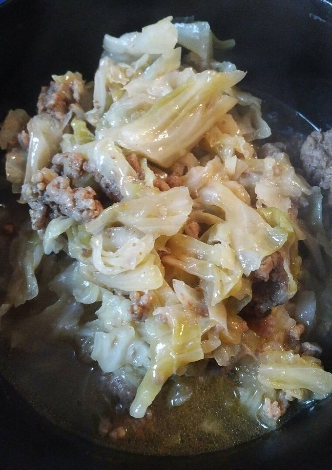 A picture of Simple ground beef and cabbage.