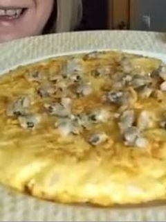Una foto de Tortilla de bacalao con decoración de berberechos