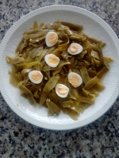 Una foto de Ensalada de vainas con huevos de codorniz