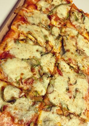 Une photo de Pizza chorizo courgette