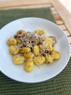 Una foto de Ñoquis con champiñones ¡sin hervir antes los ñoquis! - Receta de batch cooking