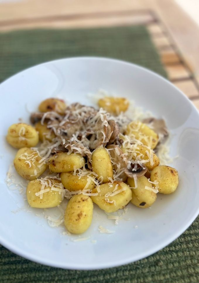 Una foto de Ñoquis con champiñones ¡sin hervir antes los ñoquis! - Receta de batch cooking