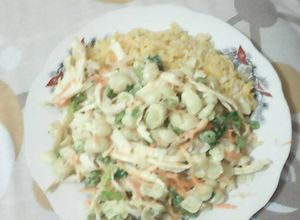 Una foto de Ensalada de pollo con fideo y vegetales