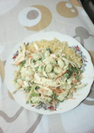 Una foto de Ensalada de pollo con fideo y vegetales