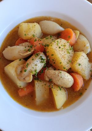 Una foto de Guiso de calamares con patatas y zanahorias