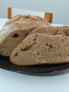 Una foto de Pan semi integral de masa madre