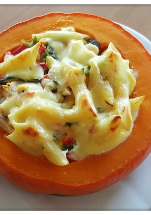 Hình của món Bí đỏ nhồi mỳ, thịt, phô mai nướng.