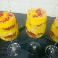 A picture of Mango pudding with jelly.