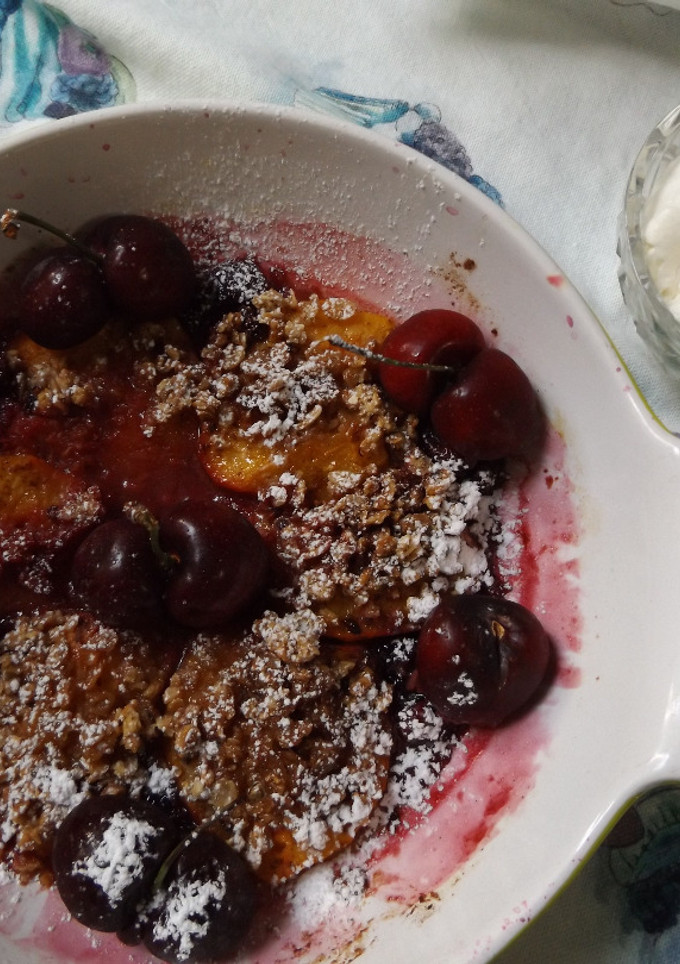 Una foto de Melocotones y cerezas asados