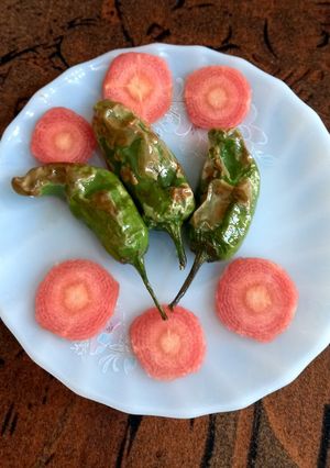 A picture of Fried mirch with broast masala 🌶️🌶️🥕.