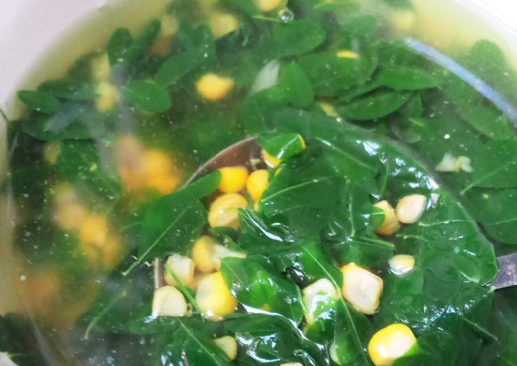 Bagaimana Menyiapkan Sayur bening daun kelor + jagung manis yang Menggugah Selera