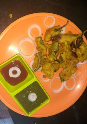 A picture of Cut mirchi bhajji.
