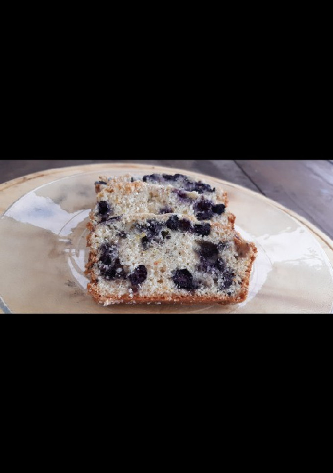 Una foto de Budín integral de naranja, coco y arándanos 🍊🥥