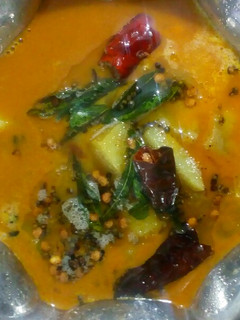 கேரளா ஸ்டைல் உருளைக்கிழங்கு கேர்ரி (Urulaikilanku curry recipe in tamil) செய்முறை முக்கிய புகைப்படம்