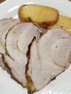 Una foto de Cerdo asado con papas