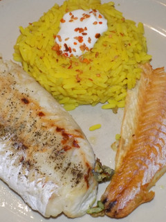 Una foto de Filet de merluza al horno con arroz al curry