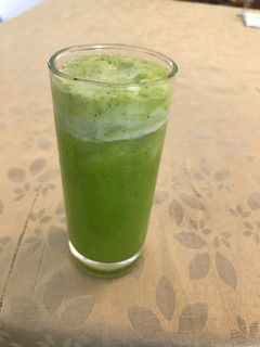 Una foto de Jugo de piña con albahaca