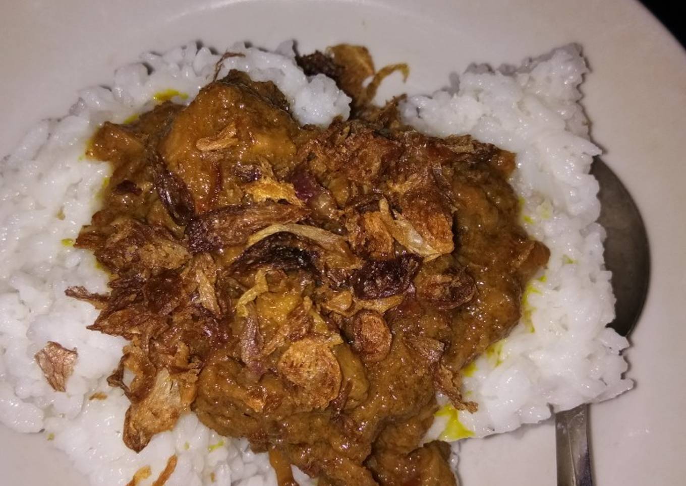 Nasi rendang sapi khas emak