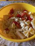 Insalata di pasta fredda con pomodori e mozzarella