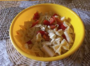 Foto di Insalata di pasta fredda con pomodori e mozzarella