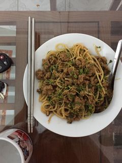 Hình của món Mỳ ý xào bò và rau mầm cải.