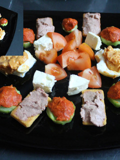 Una foto de Ensalada de paté, queso, sobrasada y huevos rellenos