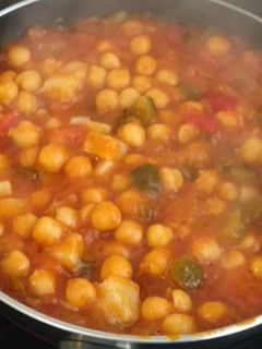 Una foto de Pisto de bacalao con garbanzos