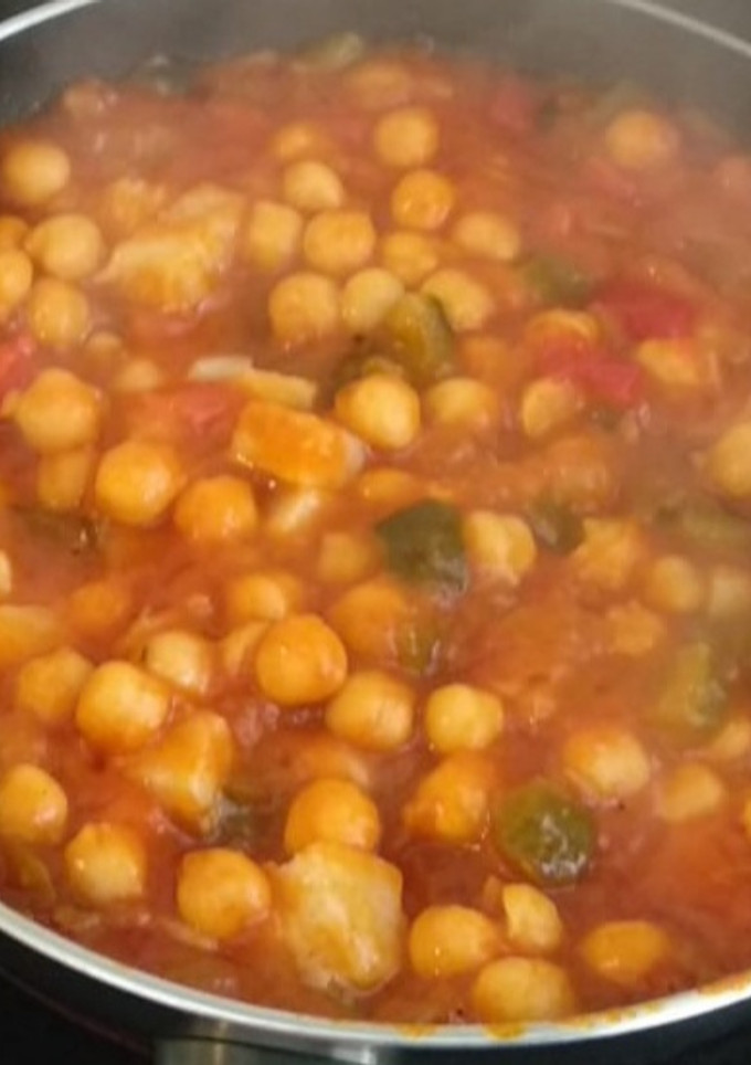 Una foto de Pisto de bacalao con garbanzos