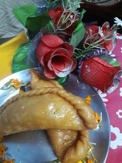 मीठी गुझिया (Meethi Gujiya recipe in hindi) रेसिपी मुख्य फोटो