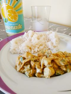 Una foto de Arroz con pollo al curry 🍛