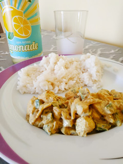 Una foto de Arroz con pollo al curry 🍛