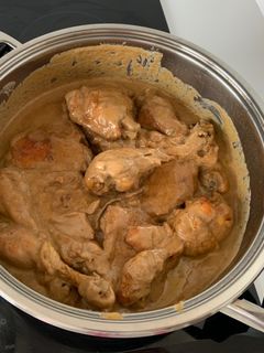 Una foto de Pollo en salsa de pasas