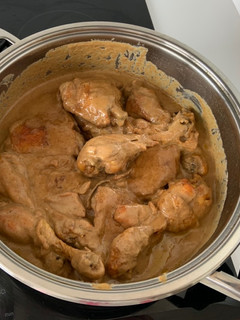 Una foto de Pollo en salsa de pasas