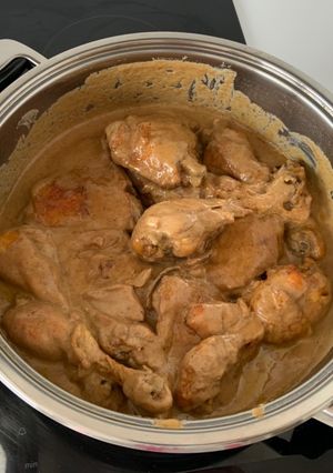 Una foto de Pollo en salsa de pasas