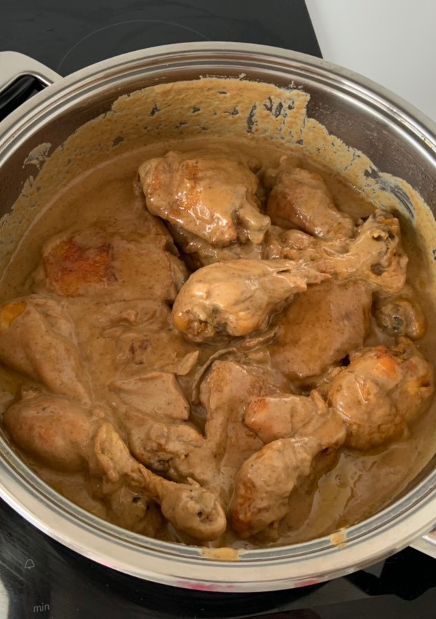 Una foto de Pollo en salsa de pasas