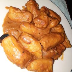 A picture of Matoke n peanut sauce.