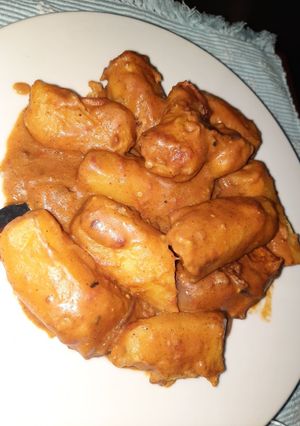 A picture of Matoke n peanut sauce.