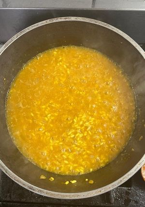 Una foto de Arroz con Pollo y azafrán!!